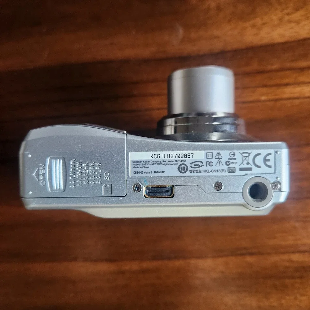 Kodak EasyShare C913 Digital Camera 9.2MP, 3X Optical Zoom, Silver. Read